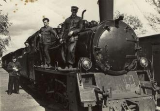 Parowóz serii Px48 przed dworcem w Rawie Maz., lata 50. XX w. (fot. ze zb. FPKW)